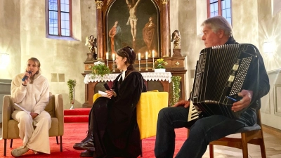 Pfarrerin Anja Matthalm im Gespräch mit Spitzensportlerin Domenika Mayer und Peter Schertel am Akkordeon. (Bild: Karin Walther)