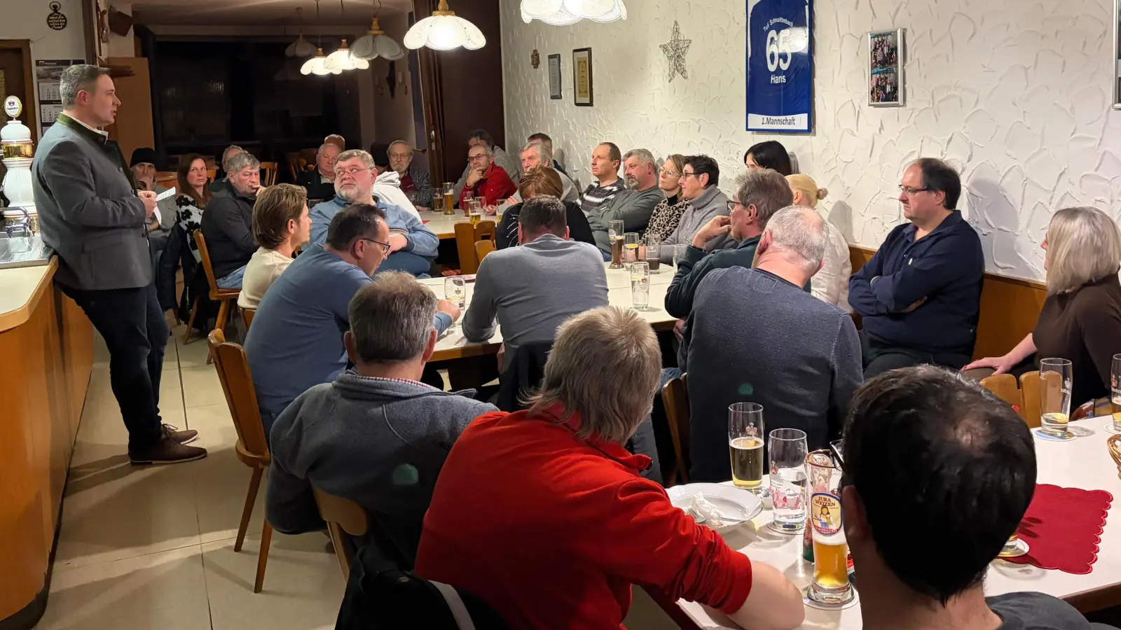Sehr gut besucht war die Vorstellungsrunde des SPD-Bürgermeisterkandidaten Daniel Hutzler (links stehend) im Gasthaus Saller in Schnaittenbach. (Bild: Theresa Hutzler)