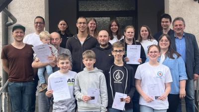 Der neue Vorstand zusammen mit Vorstandschaft, Bürgermeister und geehrten Mitgliedern. (Bild: Kilian Reif)