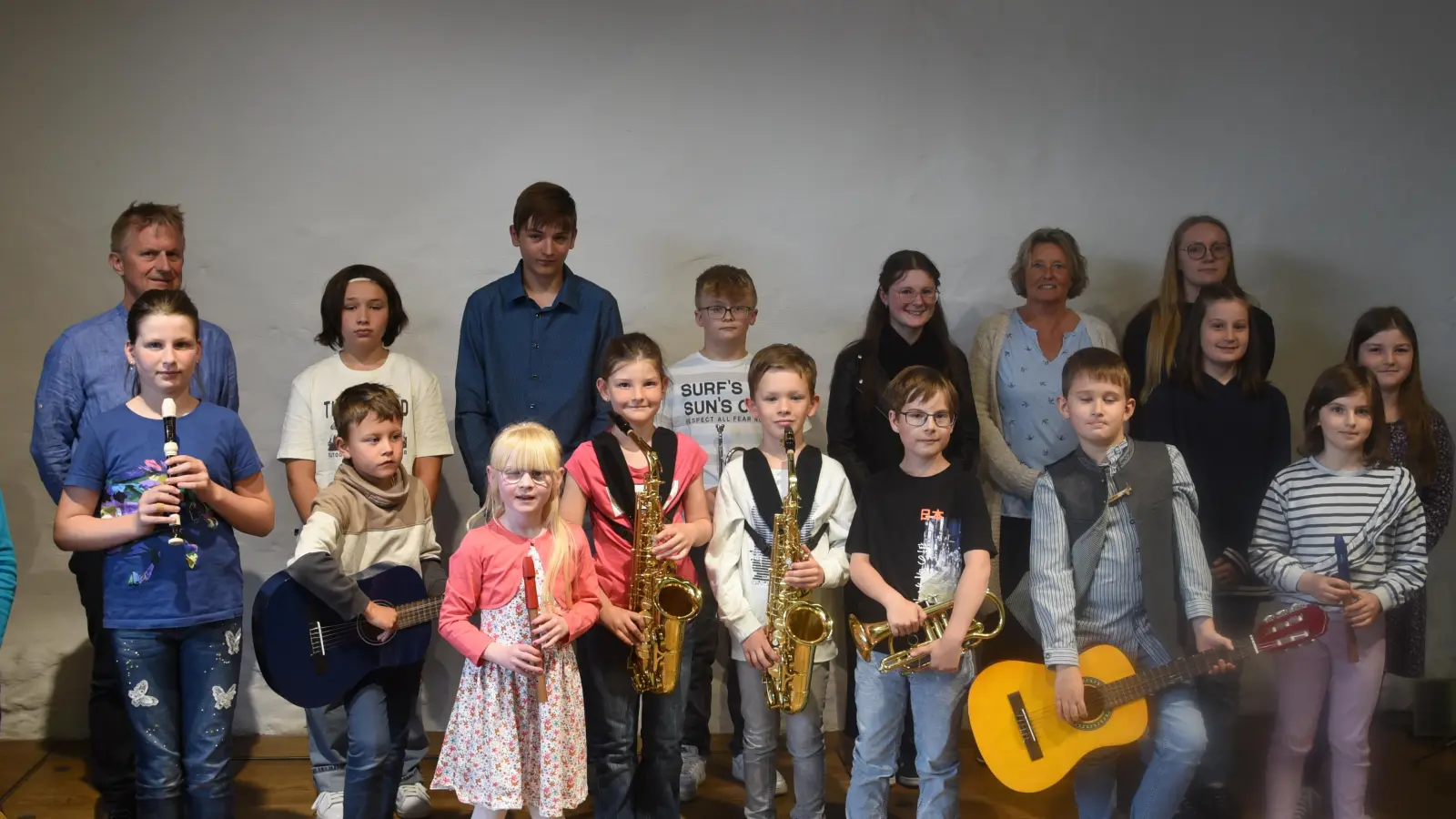 Gemeinschaftsfoto der Musikschüler mit ihren Ausbildern  (Bild: Christian Witt)