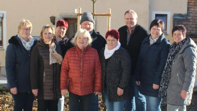 Die Vorstandschaft des GOV Thanstein spendierte der Gemeinde eine „Echte Mehlbeere” anlässlich des neu gestalteten Kirchplatzes im Rahmen der Dorferneuerung. (Bild: Matthias Niebauer)
