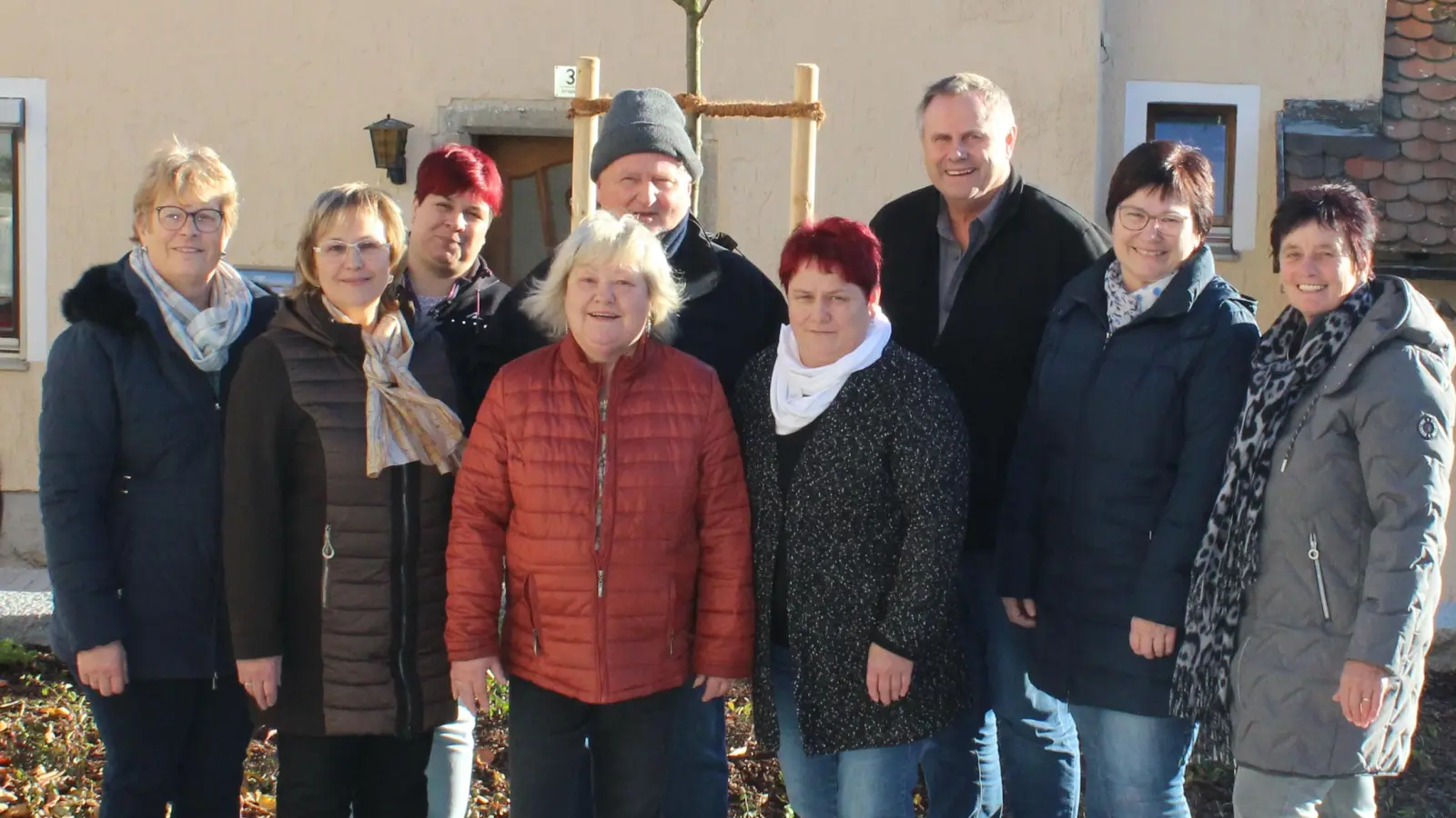 Die Vorstandschaft des GOV Thanstein spendierte der Gemeinde eine „Echte Mehlbeere” anlässlich des neu gestalteten Kirchplatzes im Rahmen der Dorferneuerung. (Bild: Matthias Niebauer)
