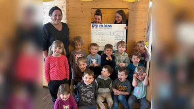 Die Kinder der Kita St. Anna und Leitung Marion Penzkofer (links) haben vergangene Woche eine großzügige Spende über 600€ vom ortsansässigen SVL Traßlberg überreicht bekommen.  (Bild: Marina Penzkofer)