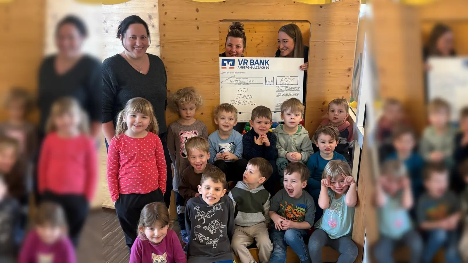 Die Kinder der Kita St. Anna und Leitung Marion Penzkofer (links) haben vergangene Woche eine großzügige Spende über 600€ vom ortsansässigen SVL Traßlberg überreicht bekommen. 