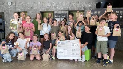 Die Schüler der Klasse 4b freuen sich über ihre Auszeichnung. (Bild: Elke Troppmann)