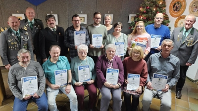 Bild zeigt die Geehrten mit ihren Urkunden. Eine besondere Auszeichnung für 65 Jahre Mitgliedschaft erhielt Rosalinde Randig (sitzend dritte von links).  (Bild: Johannes Zeug)