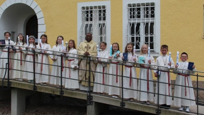 Pfarrer Moses Gudapati mit den zwölf Kommunionkindern - 10 Mädchen und 2 Buben. (Bild: Ina Piehler)