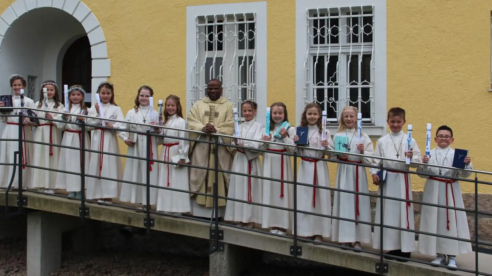 Pfarrer Moses Gudapati mit den zwölf Kommunionkindern - 10 Mädchen und 2 Buben. (Bild: Ina Piehler)