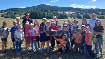 Die Kinder hatten viel Spaß den versteckten Schatz am Fuße des Armesberges zu suchen. Der Inhalt war ein Andenken an diesen gemeinsamen Vormittag in der Ferien. (Bild: Bianca Greger)