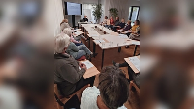 Referentin Silke Gesinn und TeilnehmerInnen (Bild: Sabine Baumeister-Kiener)