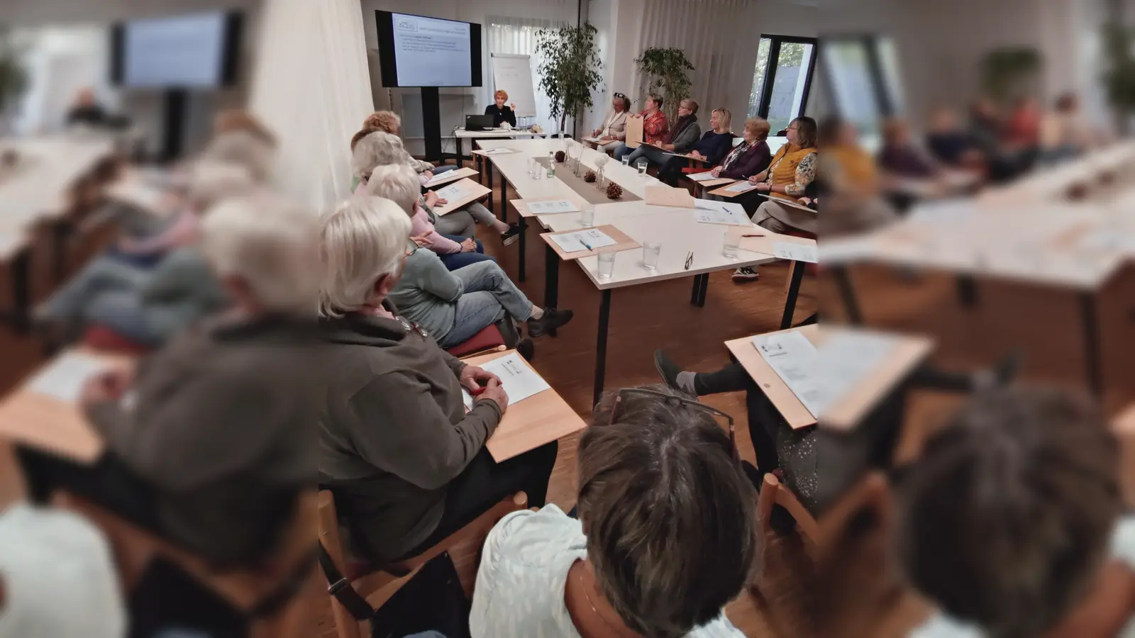 Referentin Silke Gesinn und TeilnehmerInnen (Bild: Sabine Baumeister-Kiener)