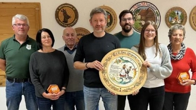 Bild von links: Schützenmeister Christian Schörner, Sigrid Schörner, Robert Meiler, Daniel Liegl, Martin Bauer, Victoria Liegl, Marietta Reichl (Bild: Stefanie Richter )