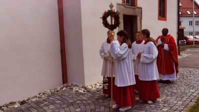 Kaplan Dr. Basil und die Ministranten mit dem Palmkreuz. (Bild: Karl Ziegler )