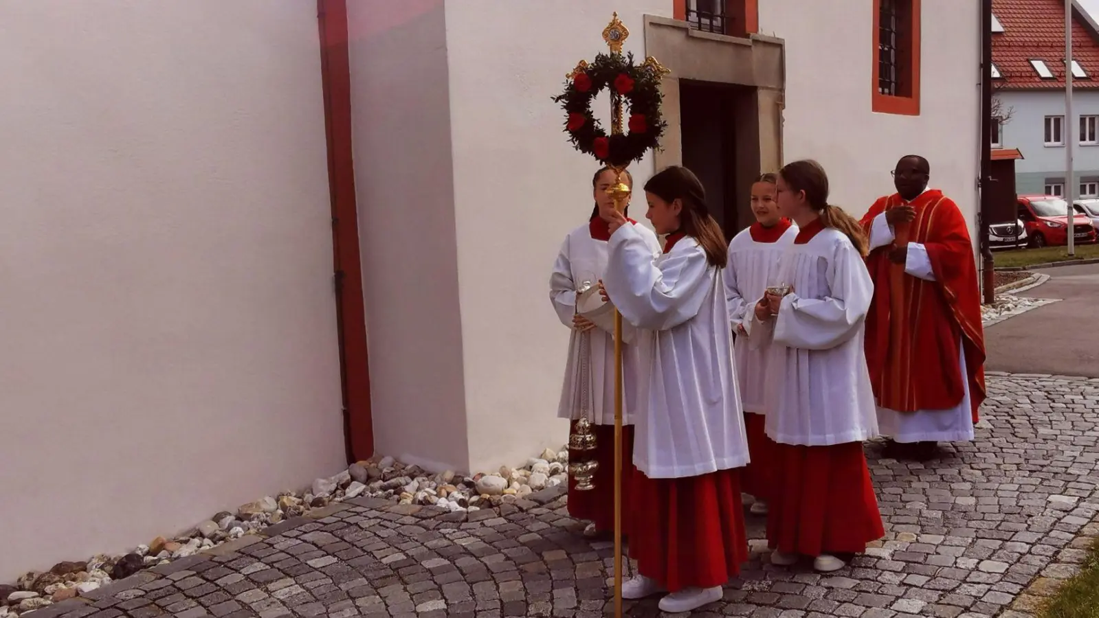 Kaplan Dr. Basil und die Ministranten mit dem Palmkreuz. (Bild: Karl Ziegler )