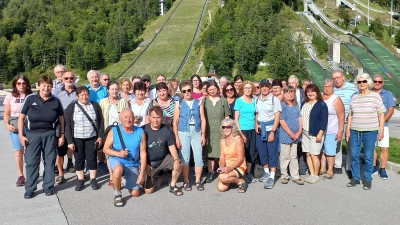 Gruppenbild der Teilnehmer an den Schanzen von Planica (Bild: Lothar Porst)