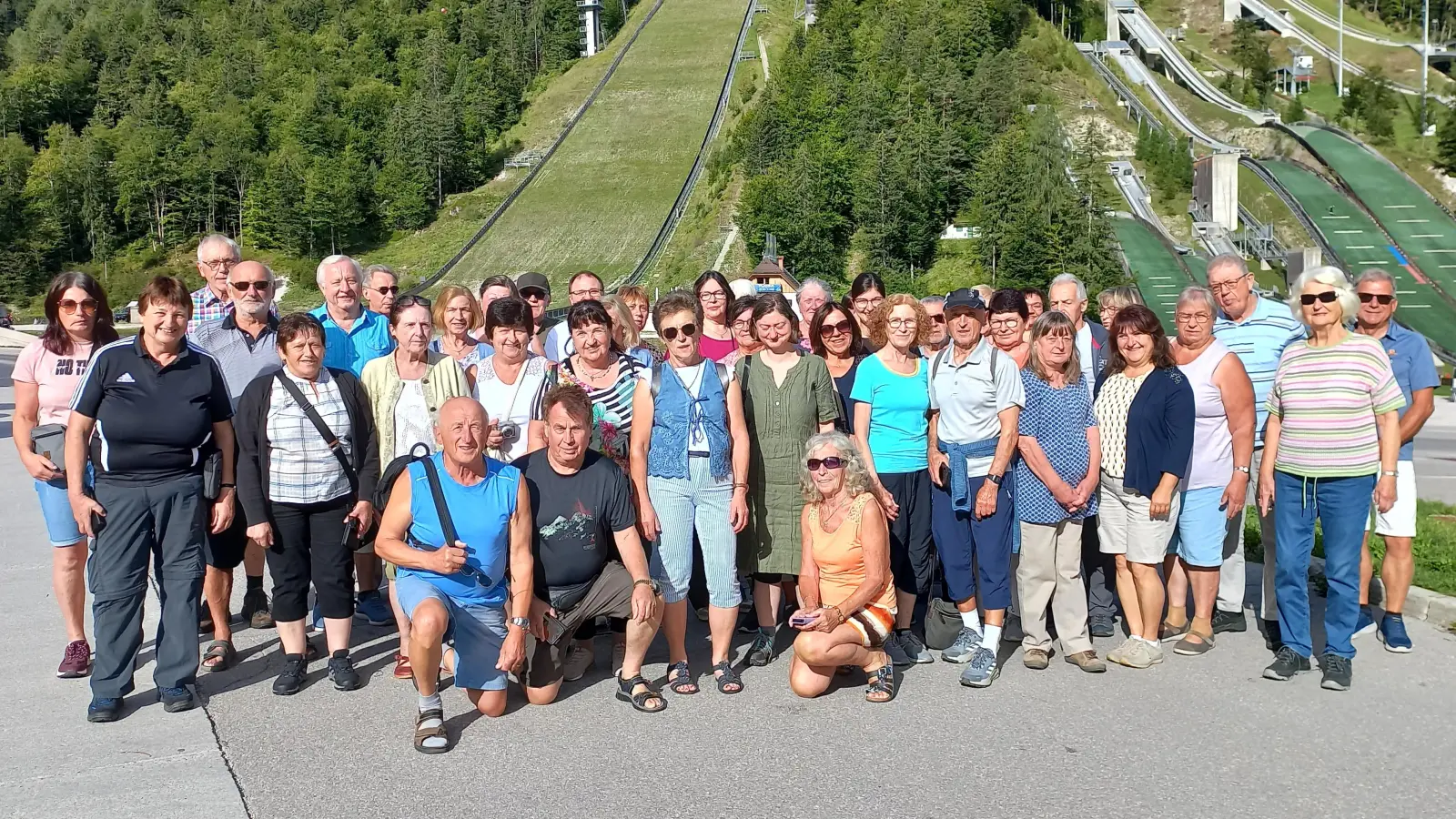 Gruppenbild der Teilnehmer an den Schanzen von Planica (Bild: Lothar Porst)