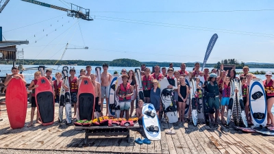 38 mutige Wasserskifahrer und Wakeboarder des Ski-Clubs und der JFG Obere Vils 08 beim gemeinsamen Sommerausflug am Steinberger See. (Bild: Johannes Rumpler)