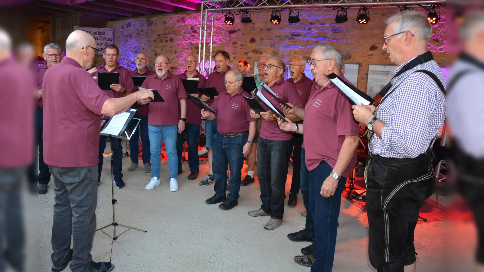 Der Konnersreuther Männergesangverein, Leitung Josef Wölfl, führt in der Weihnachtszeit zweimal die Christkindlmess in Leonberg und Konnersreuth auf, wozu die Sänger herzlich einladen. (Bild: Josef Rosner)