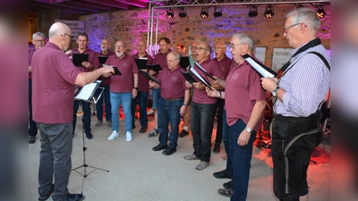 Der Konnersreuther Männergesangverein, Leitung Josef Wölfl, führt in der Weihnachtszeit zweimal die Christkindlmess in Leonberg und Konnersreuth auf, wozu die Sänger herzlich einladen. (Bild: Josef Rosner)