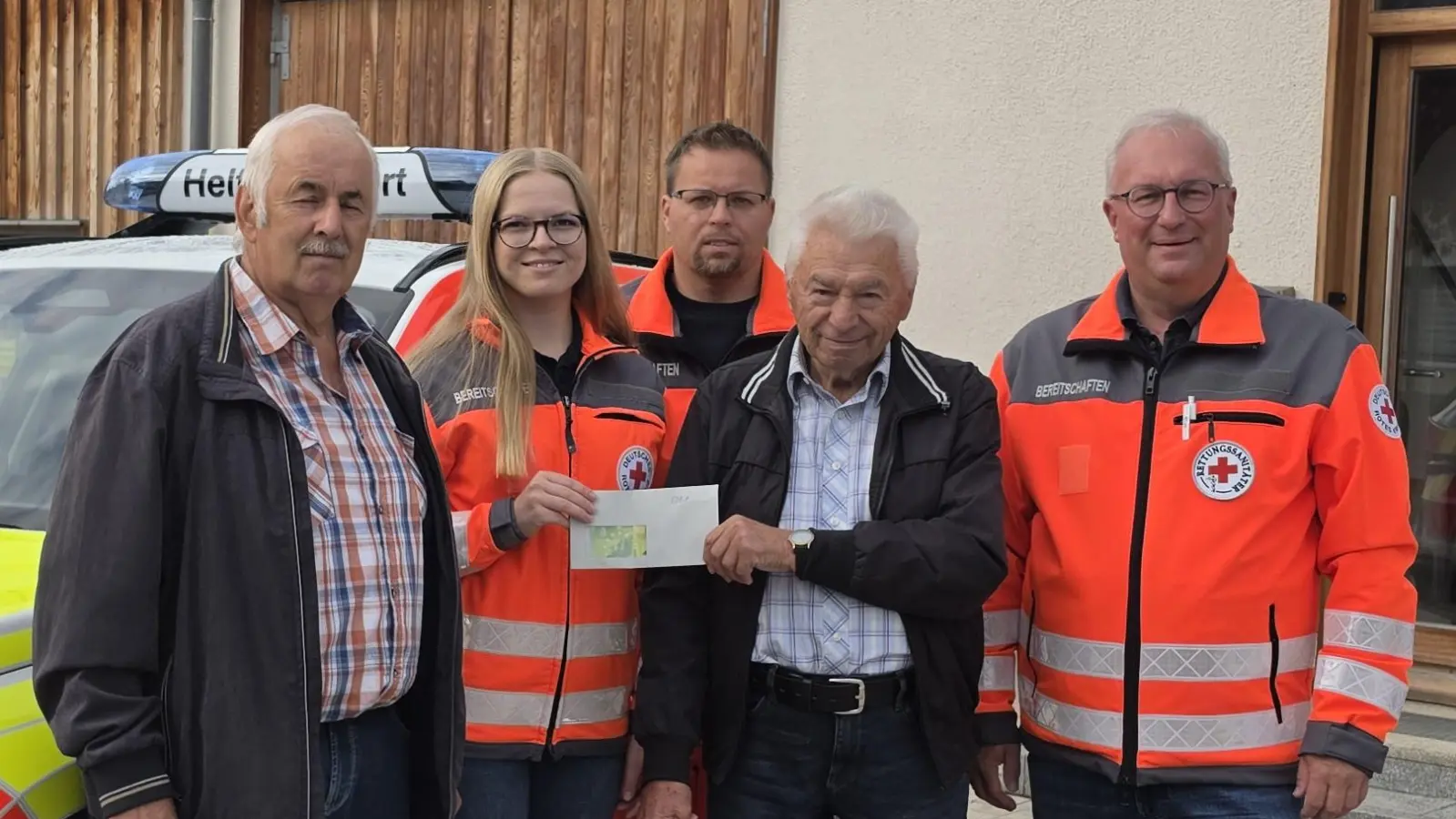 von links: Kassier Herbert Schmidt, HvO'ler Judith Wörl und Alexander Rüger, Vorstand Georg Schroll, stv. Bereitschaftsleiter Jörg Müller (Bild: Marcel Braunreuther)