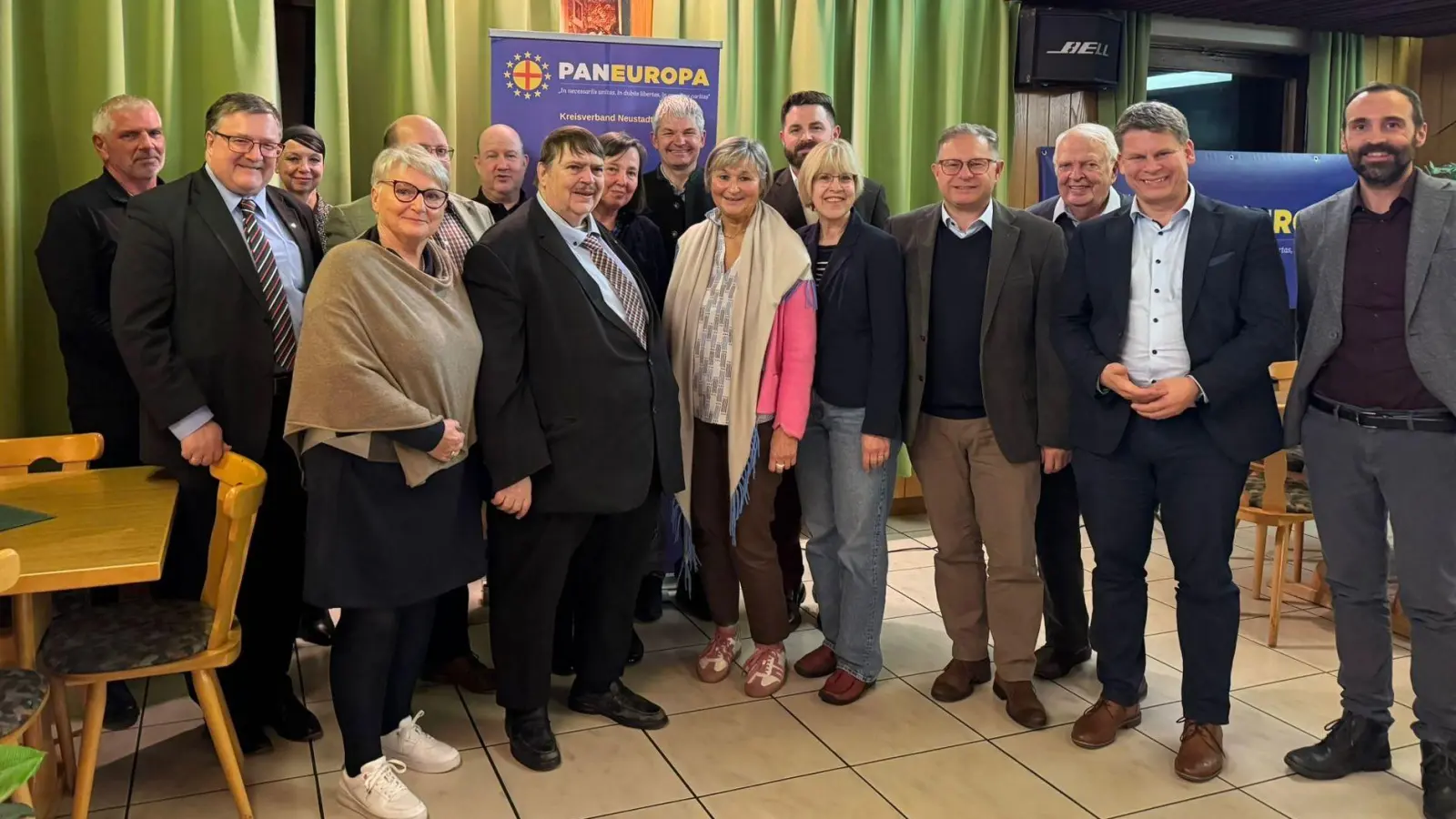 Ehrengäste und neu gewählte Vorstandschaft. (Bild: Walter Rustler)