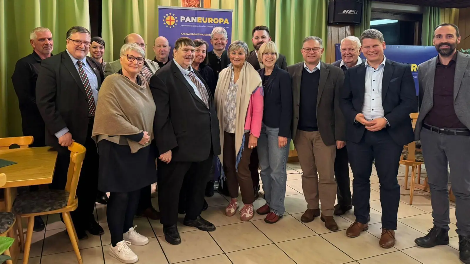 Ehrengäste und neu gewählte Vorstandschaft (Bild: Walter Rustler)