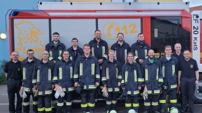 Teilnehmer des Leistungsabzeichens mit den Schiedsrichtern KBM Thomas Wiesent (links), KBI Michael Iberer (rechts) und KBM Frank Schloß (2. von rechts) (Bild: Alexander Klier)