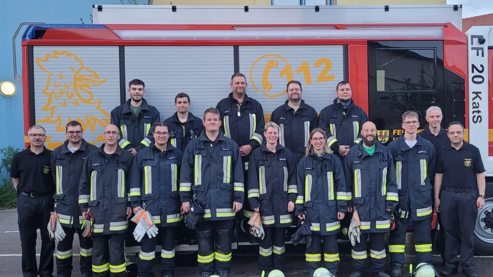 Teilnehmer des Leistungsabzeichens mit den Schiedsrichtern KBM Thomas Wiesent (links), KBI Michael Iberer (rechts) und KBM Frank Schloß (2. von rechts) (Bild: Alexander Klier)