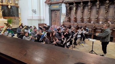 Die Klosterstädter Jugend und Blaskapelle Waldsassen unter der Leitung von Stephan Sölch. (Bild: Gerhard Franke)