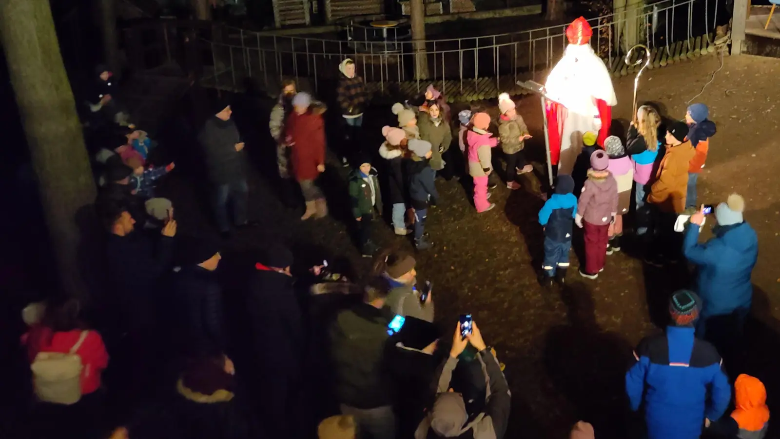 Ca. 50 Kinder horchten aufmerksam zu. (Bild: Thomas Schlosser)