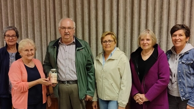 Spendenübergabe an die Kinderkrebshilfe Oberpfalz-Nord. <br>Von links: Christine Prüll und Maria Müller (Vorsitzende KDFB Trausnitz), Herbert Putzer (Kinderkrebshilfe), Andrea Süß, Waltraud Mutzbauer und Maria Hösl (Vorstandschaft KDFB Trausnitz) (Bild: Maria Müller)