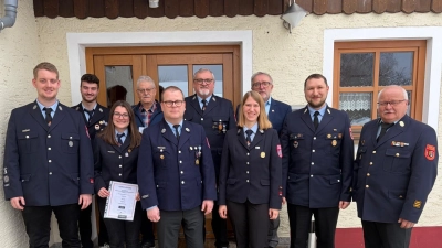 Im Bild von links nach rechts vorne: Marco Moller (stv. Kommandant), Hannah Bayer (10 Jahre), Christoph Zaus (1. Kommandant), Lisa Bogensperger (stv. Kommandantin), KBM Fabian Günther, KBI Otto Braunreuther. <br>Im Bild von links nach rechts hinten: Giovanni Brunner (10 Jahre), Georg Zaus (40 Jahre), Raimund Hofmann (1. Vorsitzender), Christian Drehobel (2. Bürgermeister).  (Bild: Michael Brucker)