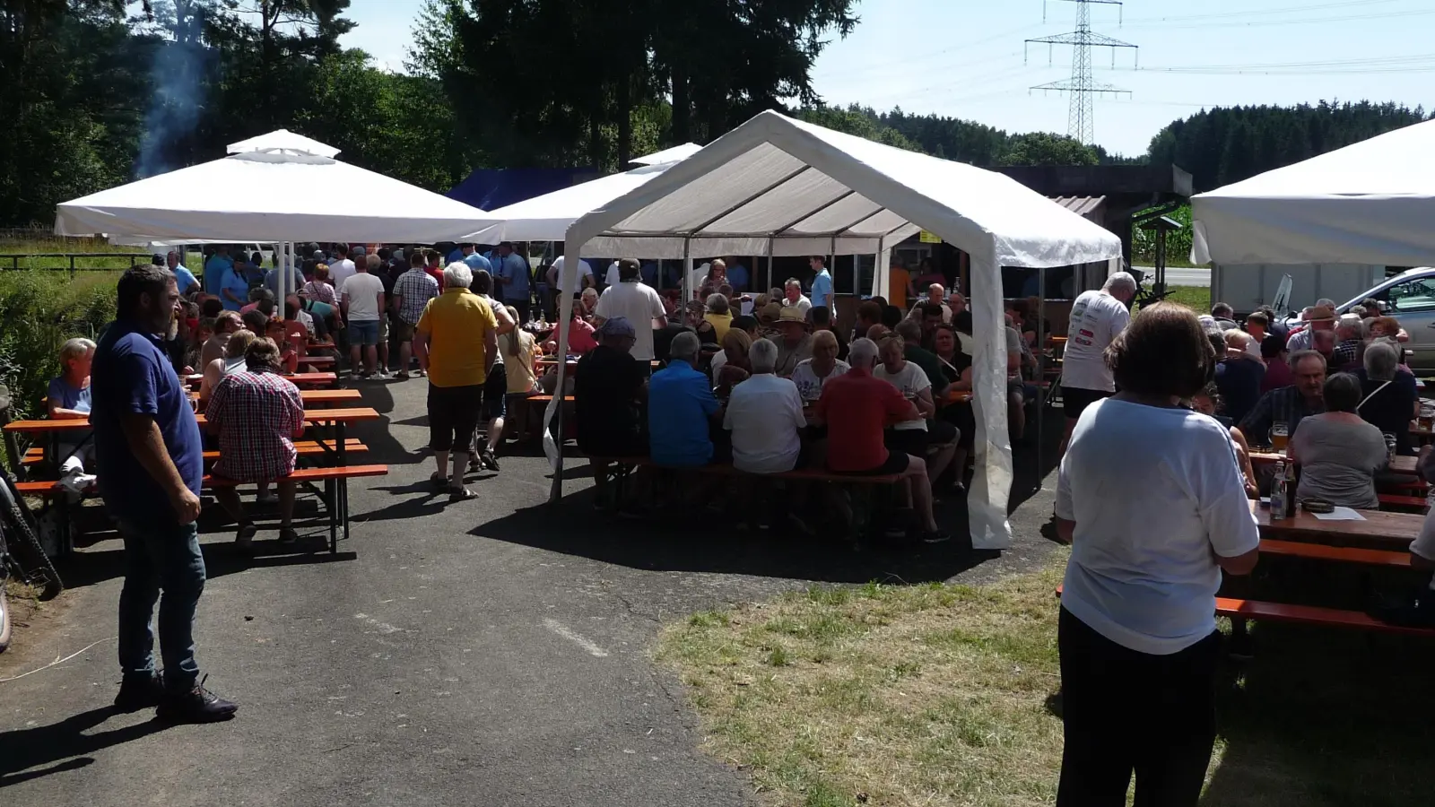 Das Fischerfest des Kreisfischereiverein - Vohenstrauß am letzten Sonntag am Sperlweiher in Gröbenstädt hat eine große Tradition.  (Bild: Richard Koller)