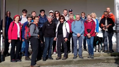 Die gut gelaunte Wandergruppe beim Start im Kurpark von Bad Berneck. (Bild: Doris Reiss)