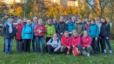 Die Pilgergruppe unterhalb der Klosterburg in Kastl.  (Bild: Christoph Kiefhaber)