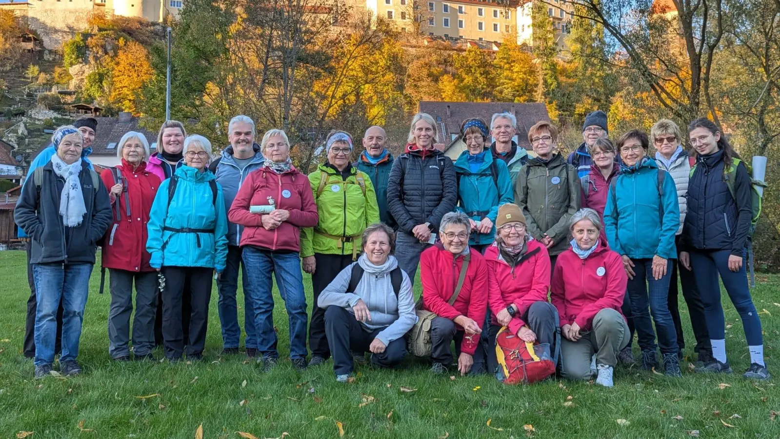 Die Pilgergruppe unterhalb der Klosterburg in Kastl.  (Bild: Christoph Kiefhaber)