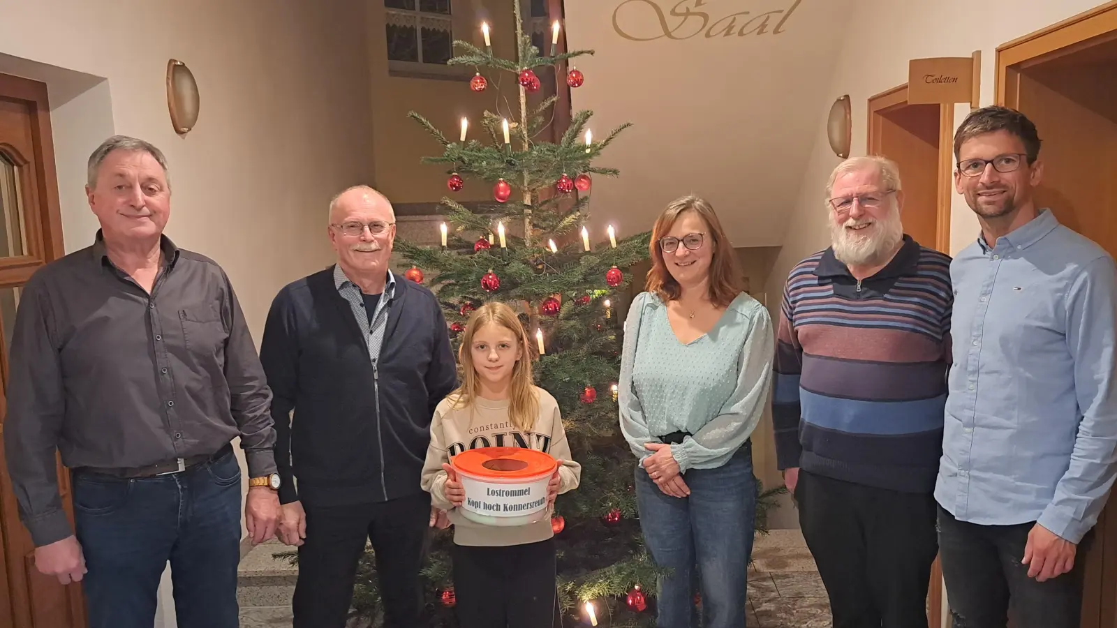 Von links: 1. Vorsitzender Edgar Wenisch, Bürgermeister Max Bindl, Losfee Finnja Wenisch, Aurelia Haberkorn vom Pilger- und Tourismusverein, Pater Benedikt Leitmayr OSFS, 2. Vorsitzender Wolfgang Pötzl (Bild: Wolfgang Pötzl)