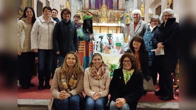 Der eigens für den Weltgebetstag gebildete Projektchor unter der Leitung von Birgit Kneidl (stehend, 3. v. l.) vor dem dem passend zum Motto gestalten Altar in der Pfarrkirche Kastl. (Bild: Eva Hoffmann)