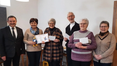 Der Frauenbund Hohenthan hat wieder gespendet. Von links Geistl. Beirat Pfr. Konrad Amschl, 1. Vors. Monika Lang mit Spendenbescheinigung KUNO, Dr. Annemarie Schraml (Feuerkinder),Pater Klaus Kniffki, Rita Haberkorn i.V Schgwester Anna Rita, Südafrika und Maaria Lankl-Schabner, Schatzmeisterin. (Bild: Gertraud Zeitler)