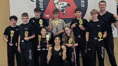 von Links: Adam Alhawari, David Kravchenko, Leon Hovhannisyan, Mila Wurster, Max Fizia, Coach Jenny Wurster, Josefine Fizia, Saif Elias, Luis Müller und Coach Erich Aul  (Bild: Markus Kiener)