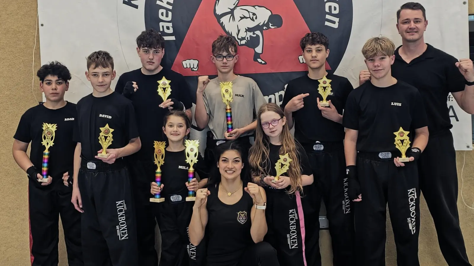 von Links: Adam Alhawari, David Kravchenko, Leon Hovhannisyan, Mila Wurster, Max Fizia, Coach Jenny Wurster, Josefine Fizia, Saif Elias, Luis Müller und Coach Erich Aul  (Bild: Markus Kiener)