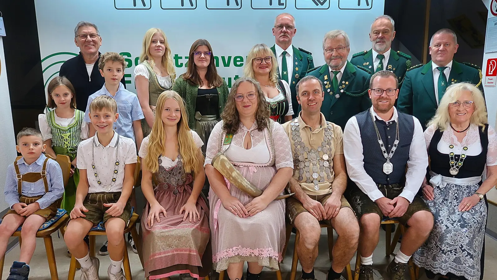 Die alljährliche Königsproklamation ist der Höhepunkt im Vereinsjahr der Schützengesellschaft „Steinwaldia“ 1904 Frauenreuth. Bürgermeister Oskar Schuster (hinten links) beglückwünschte die neuen Hoheiten und deren Vertreter. (Bild: Bernhard Schultes)