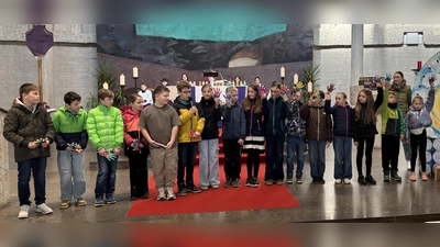 Mit einem eindrucksvollen Gottesdienst stellten sich die sechzehn Erstkommunionkinder der Pirker Pfarrgemeinde vor. (Bild: Kerstin Kiener)