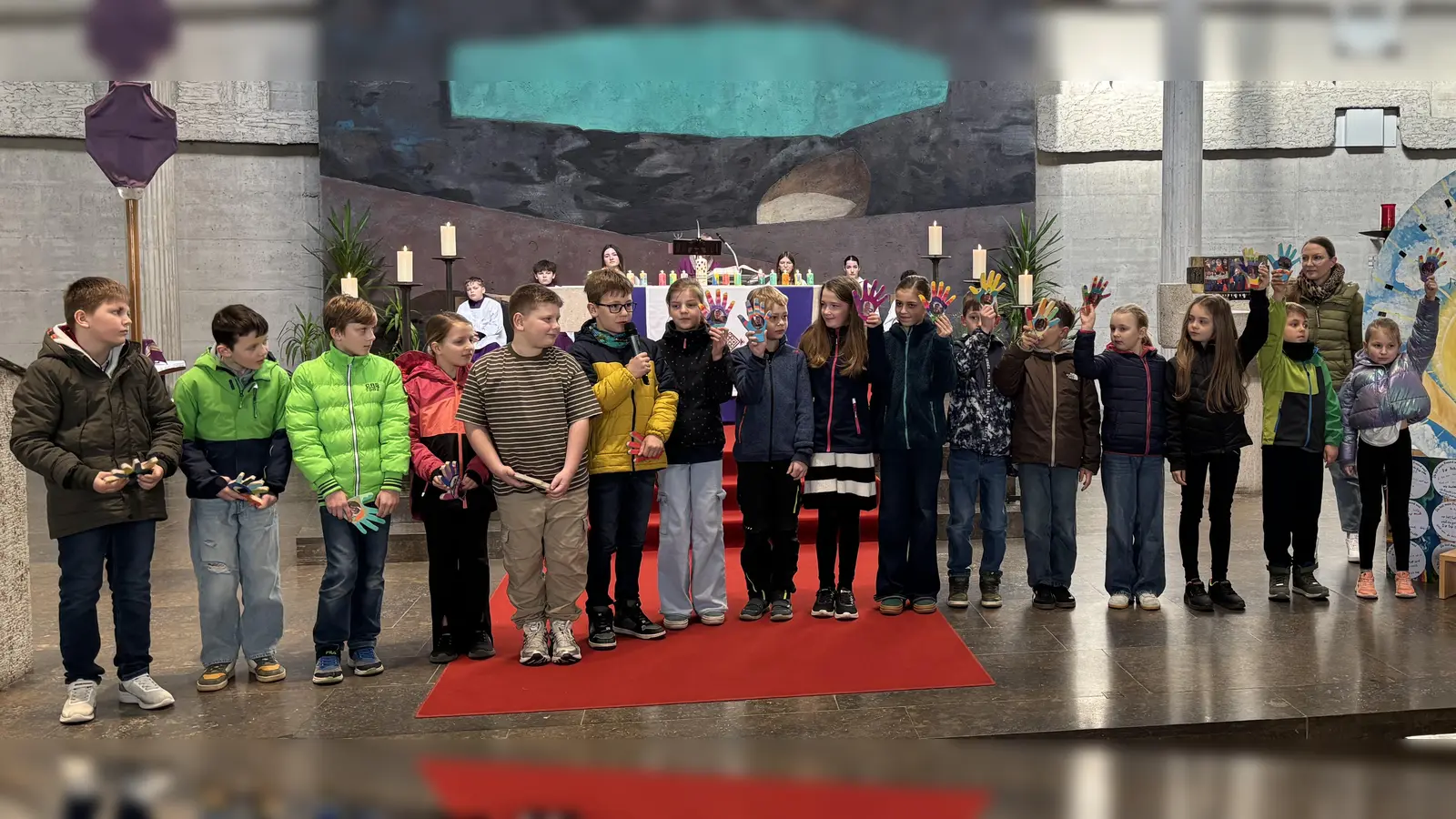 Mit einem eindrucksvollen Gottesdienst stellten sich die sechzehn Erstkommunionkinder der Pirker Pfarrgemeinde vor. (Bild: Kerstin Kiener)