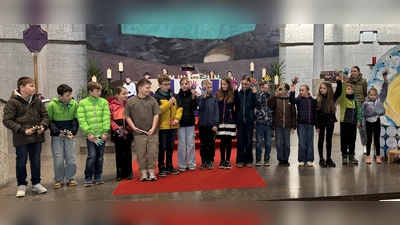 Mit einem eindrucksvollen Gottesdienst stellten sich die sechzehn Erstkommunionkinder der Pirker Pfarrgemeinde vor. (Bild: Kerstin Kiener)