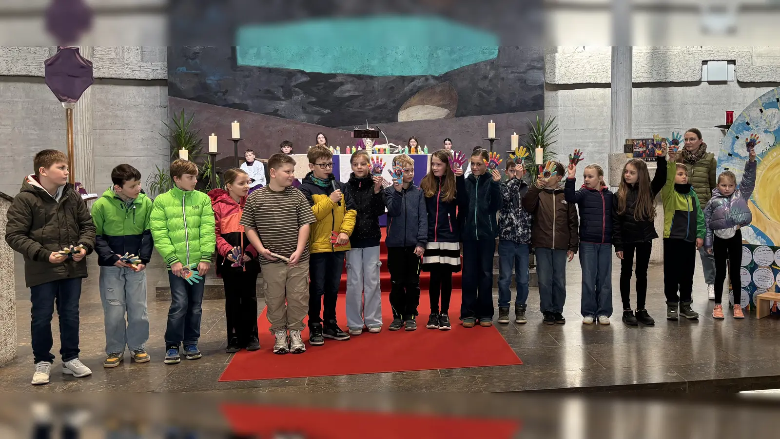 Mit einem eindrucksvollen Gottesdienst stellten sich die sechzehn Erstkommunionkinder der Pirker Pfarrgemeinde vor. (Bild: Kerstin Kiener)