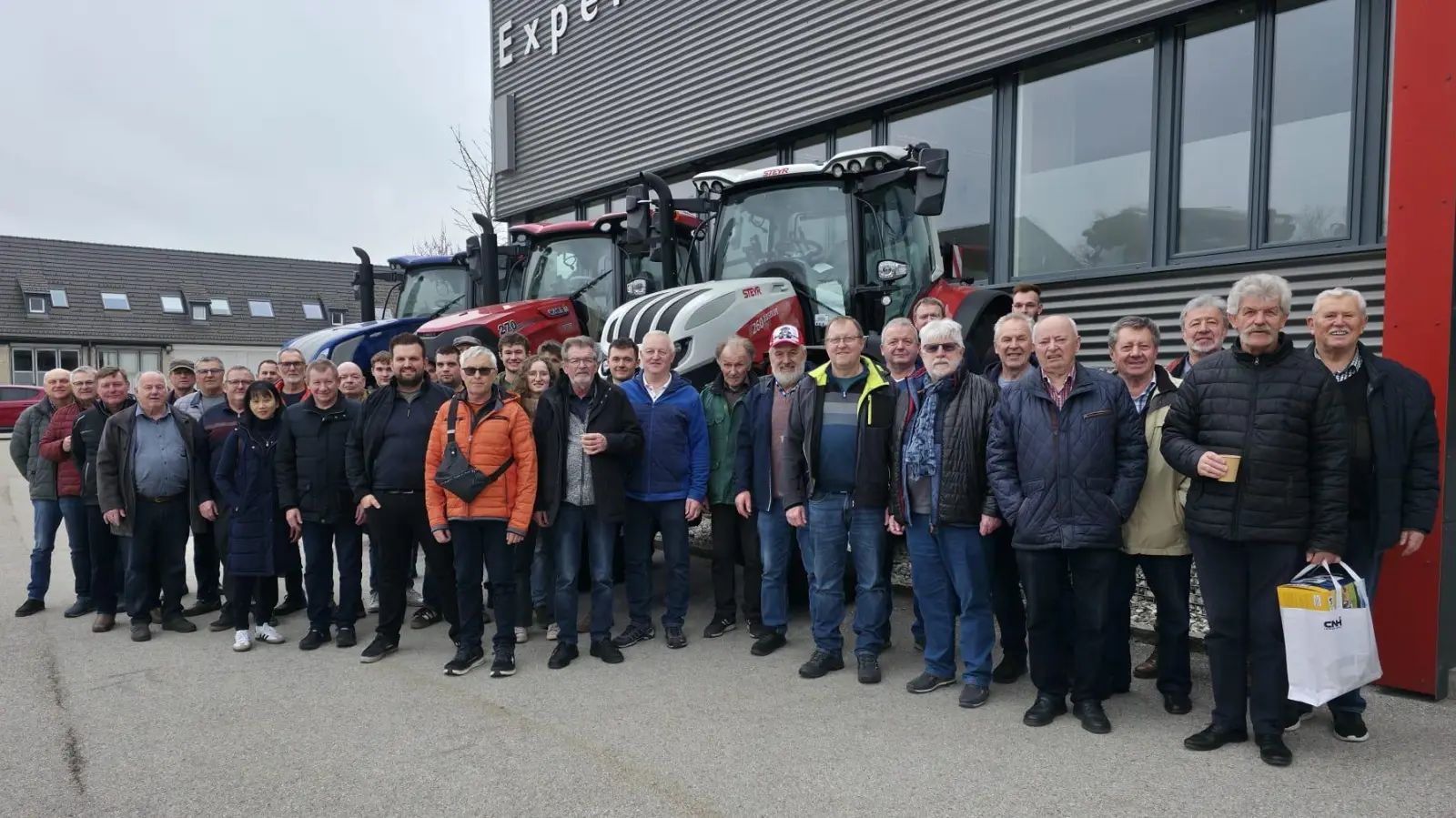 Zusammen mit der Firma Landtechnik Igl aus Pfreimd besichtigte die KSK Weihern - Stein die Traktorenwerke in St.Valentin. (Bild: Peter Schottenhaml)