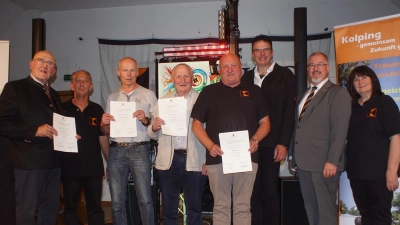 v.l.: Willi Nesner (65 Jahre), Vorstand Hans Herrmann, Manfred Eichstetter (50 Jahre),<br> Michael Bayer (50 Jahre), Rudi Lehner (50 Jahre), Präses Wolfgang Dietz, Diözesansekretär Markus Neft und die zweite Vorsitzende Birgit Höcherl (Bild: Daniel Herrmann)