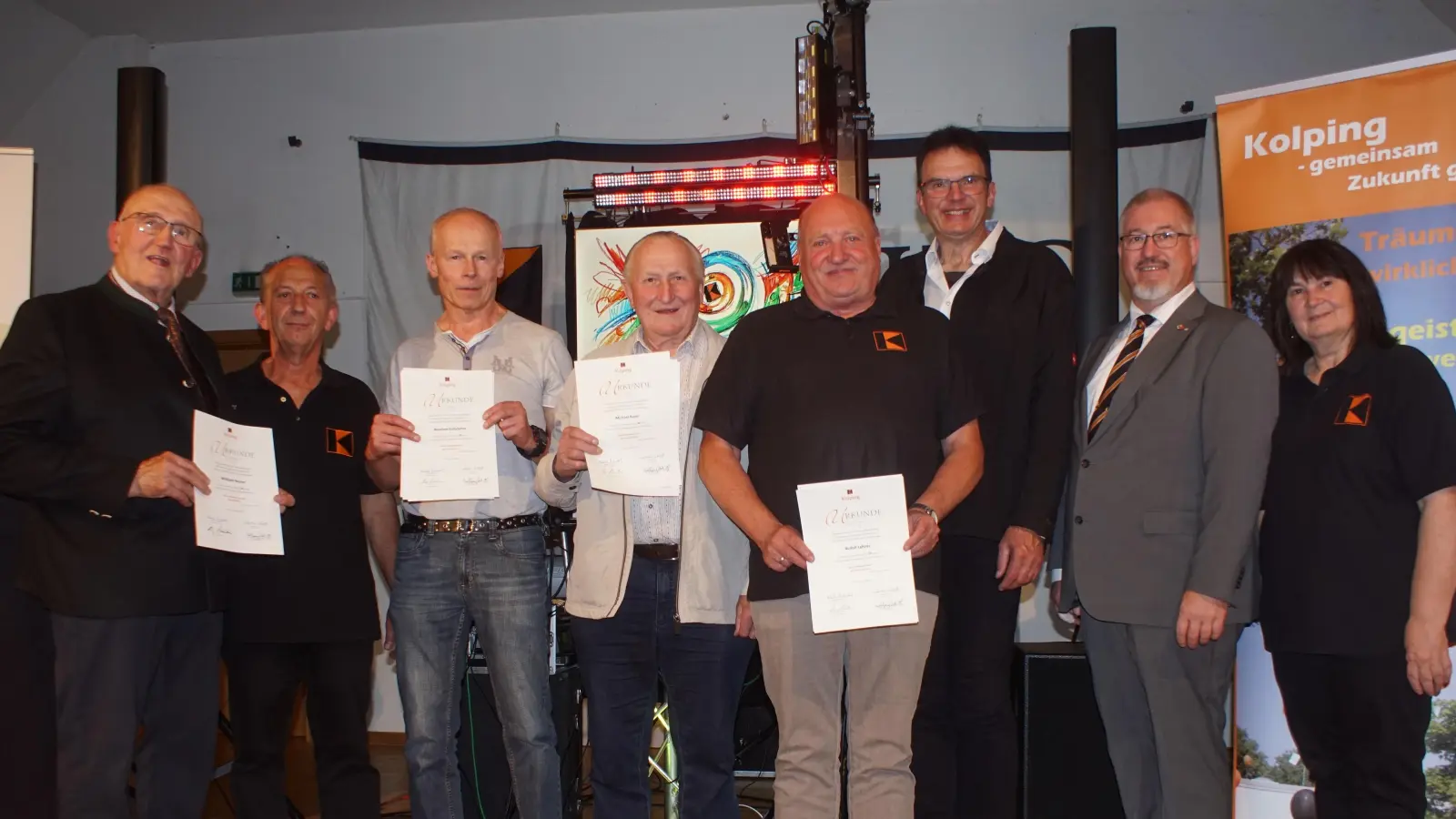 v.l.: Willi Nesner (65 Jahre), Vorstand Hans Herrmann, Manfred Eichstetter (50 Jahre),<br> Michael Bayer (50 Jahre), Rudi Lehner (50 Jahre), Präses Wolfgang Dietz, Diözesansekretär Markus Neft und die zweite Vorsitzende Birgit Höcherl (Bild: Daniel Herrmann)