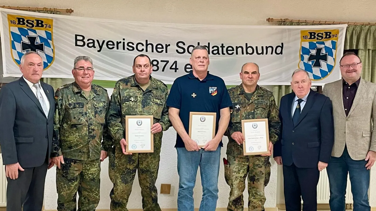 Die anwesenden Kameraden der SRK Freihung werden durch den Bayerischen Soldatenbund 1874 e.V. für deren Treue und Verdienste ausgezeichnet.<br>Im Bild von links: Oberstleutnant d.R. Werner Gebhard (Ehrenvorsitzender Kreisgruppe Oberpfalz-Mitte im Verband der Reservisten der Deutschen Bundeswehr), SRK-Vorsitzender Norbert Bücherl, Obergefreiter d.R. Markus Gleixner, CSM ret. Bryan Kroontje, Hauptgefreiter d.R. Werner Wiesneth, BSB-Bezirksvorsitzender Horst Embacher, Bürgermeister Uwe König. <br> (Bild: Gerhard Krones)